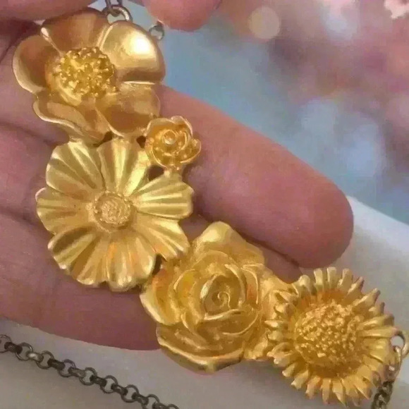 Roxy  gold necklace - Picture 2 of 4